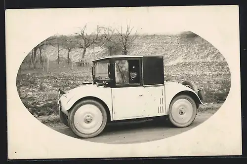 Foto-AK Auto Hanomag (1927) 2 /10, Fahrer im kleinen Wagen mit grossen Rädern