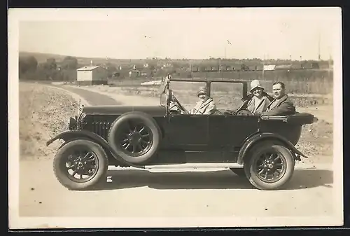 Foto-AK Auto NSU (192 ), Junge Frau chauffiert ein Paar