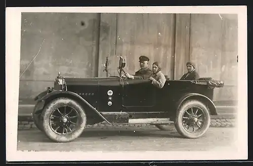 Foto-AK Auto AGA (1924 /25), Familie bei einem Ausflug