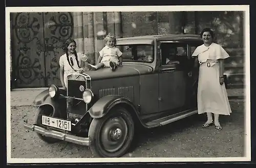 Foto-AK Auto Hanomag 4 /23 (1931), Kleinkind sitzt erfreut auf der Motorhaube
