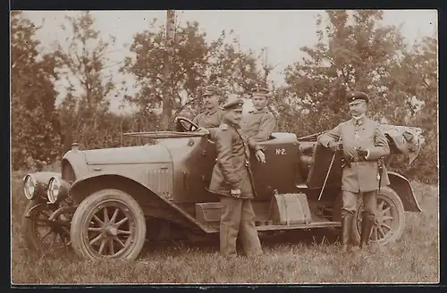 Foto-AK Auto Hansa (1913 /14), Soldaten fahren mit einem Wagen durch den Wald