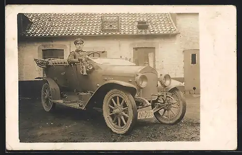Foto-AK Auto Hansa (191 ), Soldat am Steuer seines Wagens