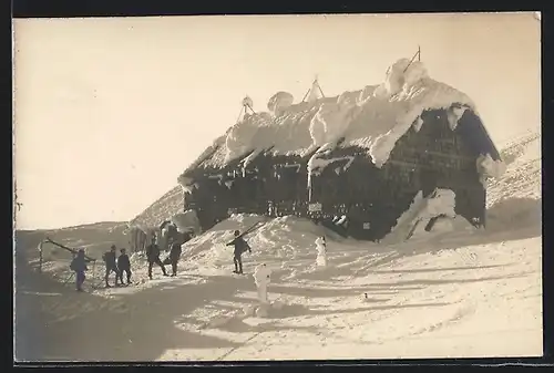 AK Schiestlhaus, Skifahrer an der verschneiten Berghütte