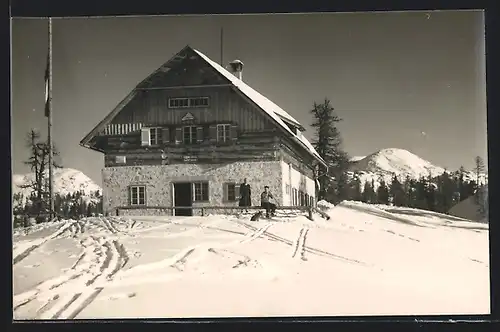 AK Albert Appel-Haus, Wanderer vor der Hütte im Schnee