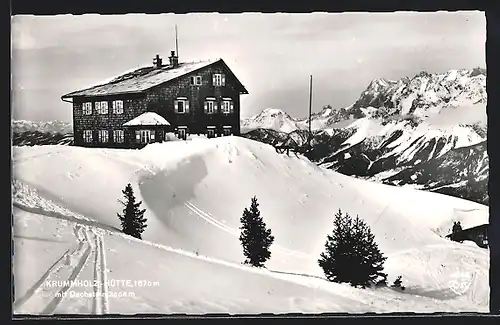 AK Krummholz-Hütte, Berghütte mit Dachstein im Schnee