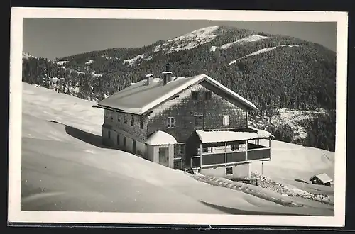 AK Kopphütte, Berghütte mit Hochkeil im Schnee