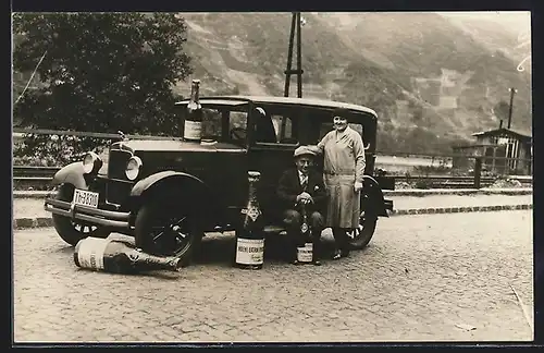 Foto-AK Auto Erskine Six (1927 /28), Ehepaar an ihrem KFZ mit grossen Flaschen deutschen Sekts, Reklame