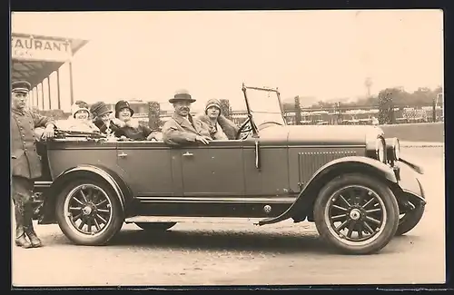 Foto-AK Auto Chrysler (1925 /26), Mann am Steuer mit vier Damen im Auto an einem Restaurant