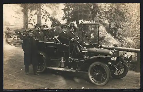 Foto-AK Auto Dorris (1907 /08), Chauffeur und zwei Paare in Sonntagsgarderobe auf einer Brücke