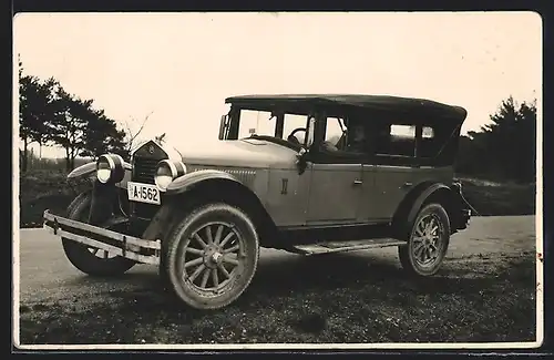 Foto-AK Auto Essex (1926), KFZ mit heller Karosserie und geschlossenem Verdeck, Mann am Steuer