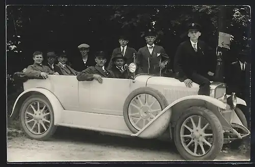 Foto-AK Auto Dürkopp (1925), Gruppe junger Männer mit schnittigem weissen Cabriolet