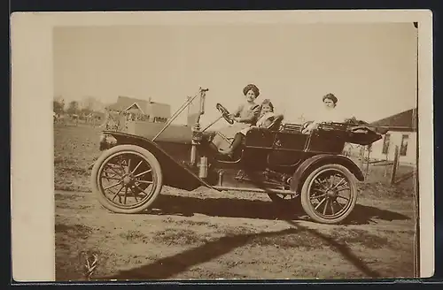 Foto-AK Auto EMF (1909), Mutter mit Tochter und Beifahrerin in einem Cabrio auf einem Feldweg