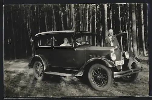 Foto-AK Auto Erskine (1928), Älterer Herr zeigt jungem Paar im KFZ im Wald den Weg