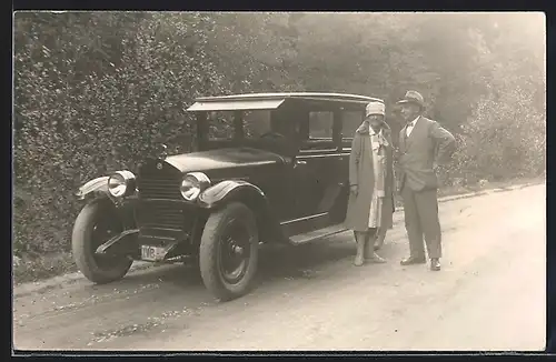 Foto-AK Auto Essex Six (1924 /25), Ehepaar in Ausgehkleidung an ihrem KFZ am Wegesrand