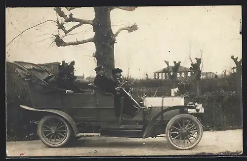 Foto-AK Auto Spa (1907 /08), Vier Männer in einem Fahrzeug mit offenem Verdeck im Herbst