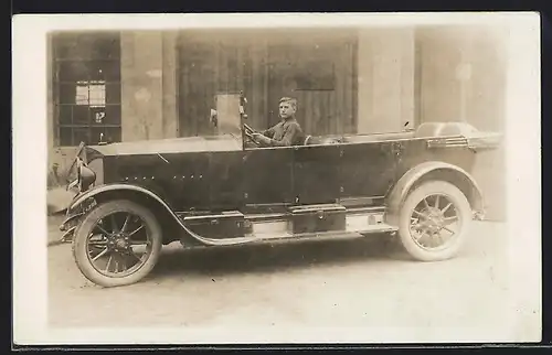 Foto-AK Auto Protos 10 /30 (1923), Jugendlicher Knabe am Steuer eines schwarzen Cabriolets
