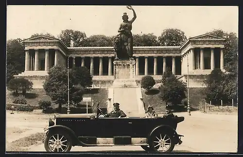 Foto-AK Auto Protos C1 10 /45 (1926), Chauffeur und Ehepaar im schwarzen Cabrio vor einem Denkmal