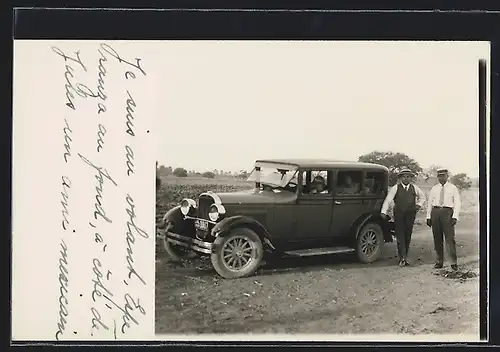 Foto-AK Auto Dodge (1928), Zwei Männer neben einem KFZ, ihre Frauen im Schatten darin