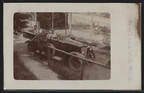 Foto-AK Auto Dürkopp (192?), Familie mit ihrem schwarzen Cabriolet in der Einfahrt