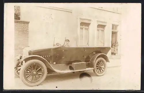 Foto-AK Auto Stoewer D3 (1921), Chauffer am Steuer seines Cabrios, im Hintergrund Kinder im Hauseingang