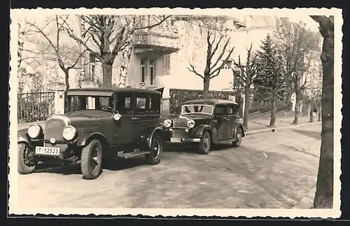 Foto-AK Auto Chrysler, Zwei geparkte Fahrzeuge am Strassenrand im Herbst