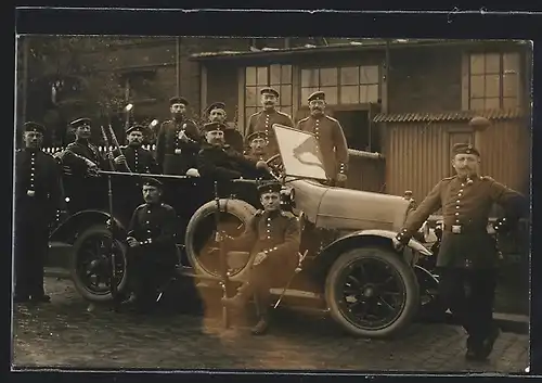 Foto-AK Auto Dux (1913), Eine Gruppe uniformierter Soldaten mit Gewehren am polierten schwarzen KFZ