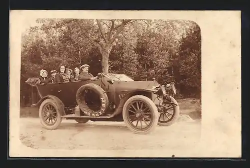 Foto-AK Auto Protos (1913), Ausflügler im geräumigen Fahrzeug mit offenem Verdeck unter einem Baum