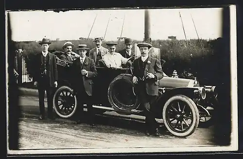 Foto-AK Auto Stoewer S1 6 /16 (1911), Herrengruppe mit einem schwarzen KFZ mit offenem Verdeck