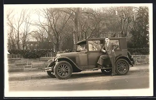 Foto-AK Auto Essex Six (1924 /25), Junger Mann am Trittbrett eines dunkel lackierten Fahrzeugs