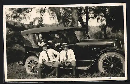 Foto-AK Auto Dodge (1924), Zwei Männer auf der Trittbrett des KFZ, die Frauen unter dem Verdeck darin