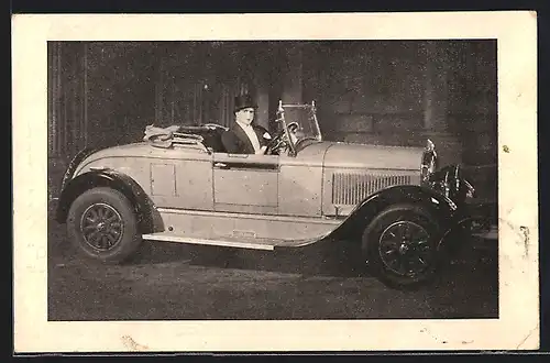 AK Auto Chrysler 70 (1927), Carlo Aldini am Steuer eines Cabrios in Der Mann ohne Kopf