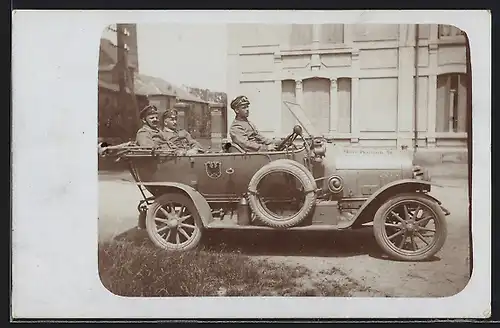 Foto-AK Auto Dürkopp N6 13 /40 (1912), Drei Soldaten in Uniform in einem Fahrzeug des Militärs