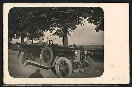 Foto-AK Auto Selve (192?), Junger Mann am Steuer eines Cabriolets, die Frau auf der Rückbank