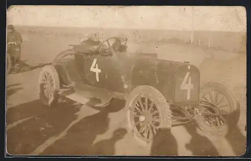 Foto-AK Auto Dodge (1922), Zwei Männer am Steuer eines Rennwagens mit Startnummer 4