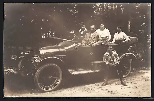 Foto-AK Auto Protos (1910 /11), Ausflügler im Cabriolet am Wegesrand vor einem Wald
