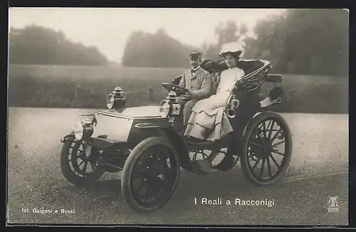 Foto-AK Auto STAE (1907), Ehepaar in einem kutschenähnlichen Fahrzeug auf einer Schotterstrasse