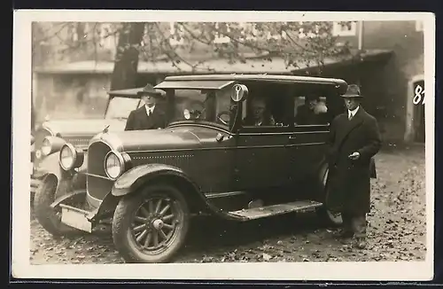 Foto-AK Auto Chrysler 60 (1927), Familie mit ihrem KFZ, Frau und Tochter sitzt darin