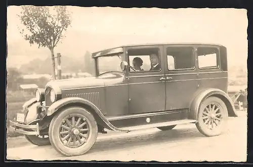 Foto-AK Auto Chrysler 60 (1927), Bürgerliches Ehepaar fahren in ihrem KFZ über eine Landstrasse
