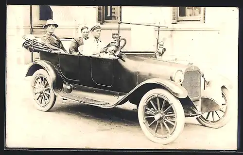 Foto-AK Auto Dodge (1921), Drei junge Männer fahren im Cabriolet durch eine Ortschaft