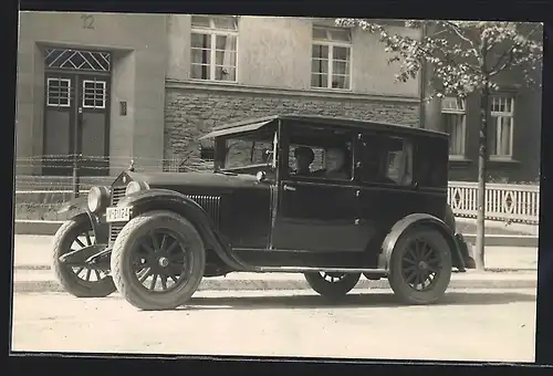 Foto-AK Auto Essex Six (1924 /25), Mann mit Glatze und ein Chauffeur im schwarzen Fahrzeug vor einem Haus