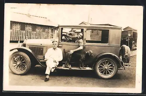 Foto-AK Auto Essex Six (1924 /25), Zwei Männer und ein Hund mit einem KFZ mit rückseitigen Ersatzreifen