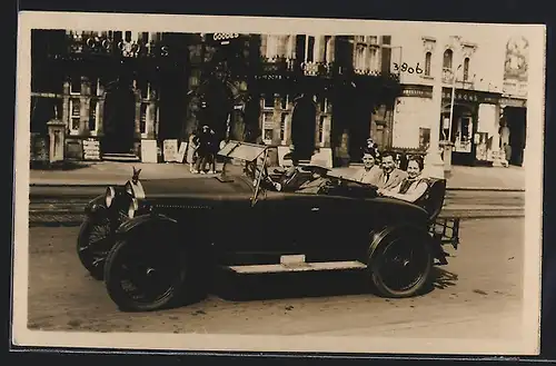 Foto-AK Auto Essex (1926), Ausflügler im Fahrzeug vor dem Restaurant-Hotel Goodes