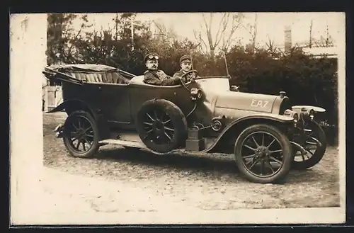 Foto-AK Auto Protos (191?), Zwei Soldaten in Uniform im Militärfahrzeug E. A. 7.