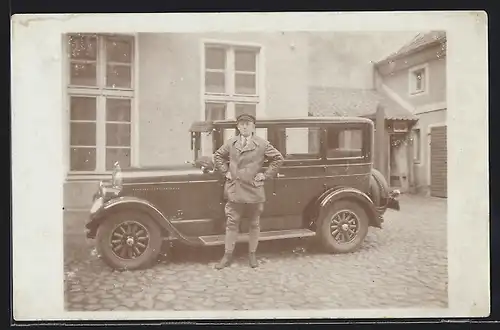 Foto-AK Auto Chrysler 60 (1927), Junger Mann steht stolz vor dem polierten KFZ