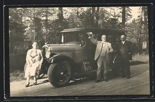Foto-AK Auto Chrysler 50 /60 (1927), Ausflügler an grossräumigem robusten Fahrzeug im Wald