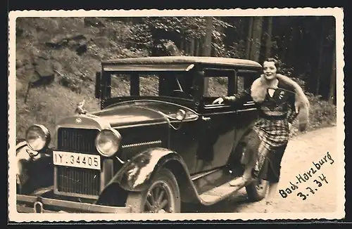 Foto-AK Auto Essex (1928), Frau mit Fuchspelz am Trittbrett ihres schwarzen Fahrzeugs