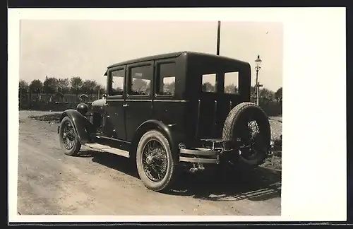 Foto-AK Auto Essex Six (1927), Schwarzes Fahrzeug mit rückseitigem Ersatzreifen am Wegesrand geparkt