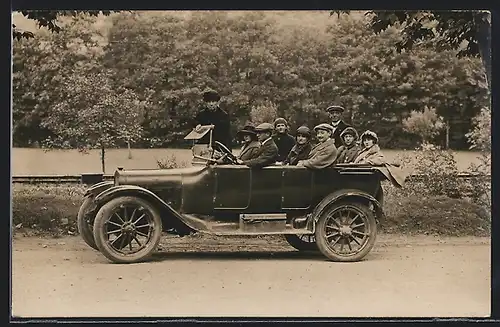 Foto-AK Auto Dodge (1918 /20), Ausflügler im geräumigen Fahrzeug mit offenem Verdeck