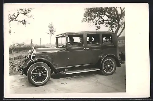 Foto-AK Auto Chrysler (1926), Ausflügler im Wagen am Strassenrand