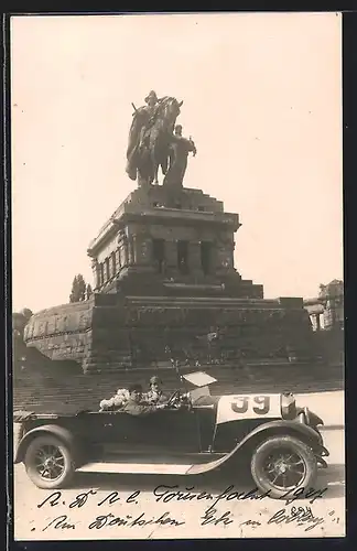 Foto-AK Auto Selve 11 /45 (1926), Zwei Männer im KFZ mit der Startnummer 39 am grossen Denkmal